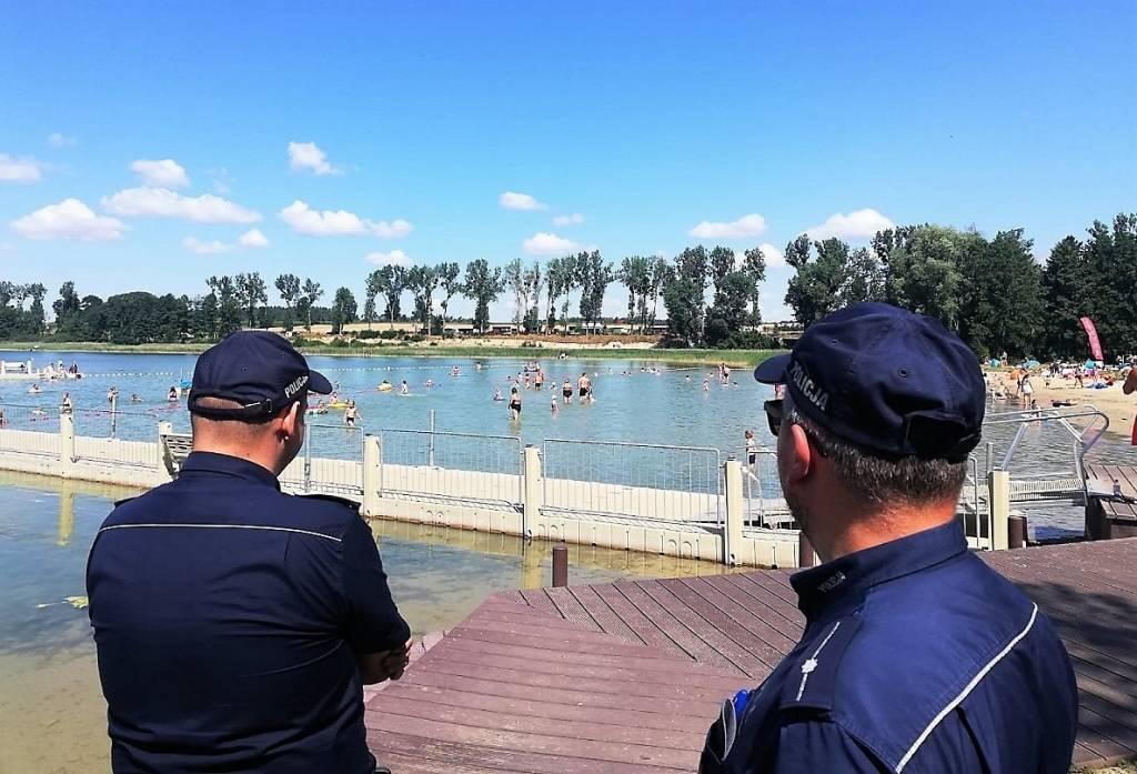 Mundurowi na plaży
