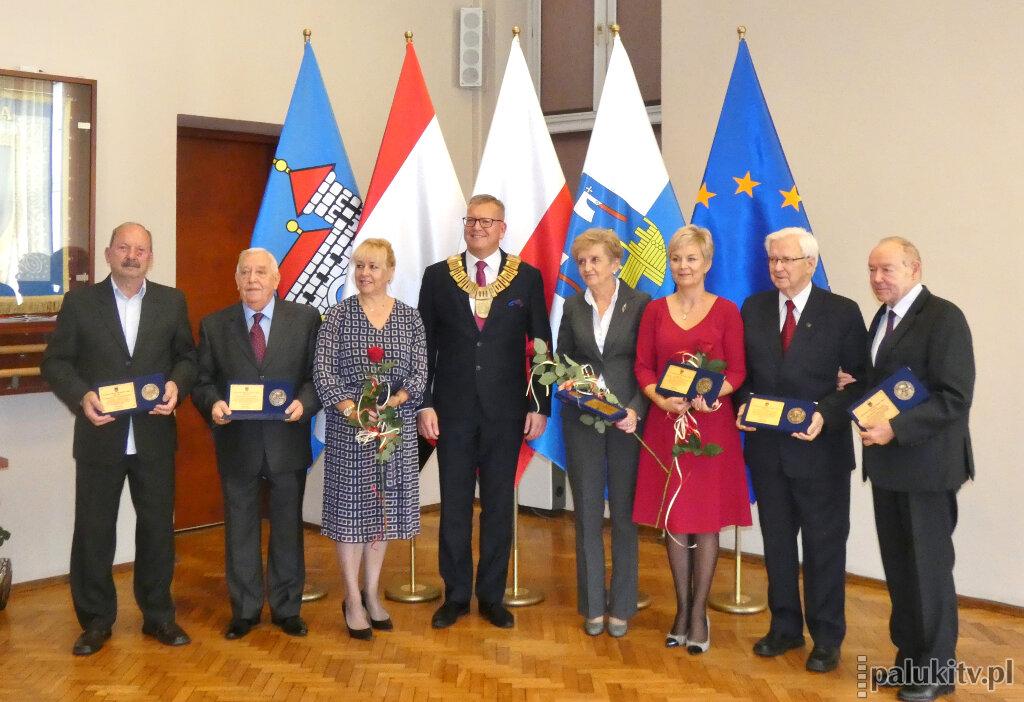 Burmistrz honoruje zarządzających oświatą