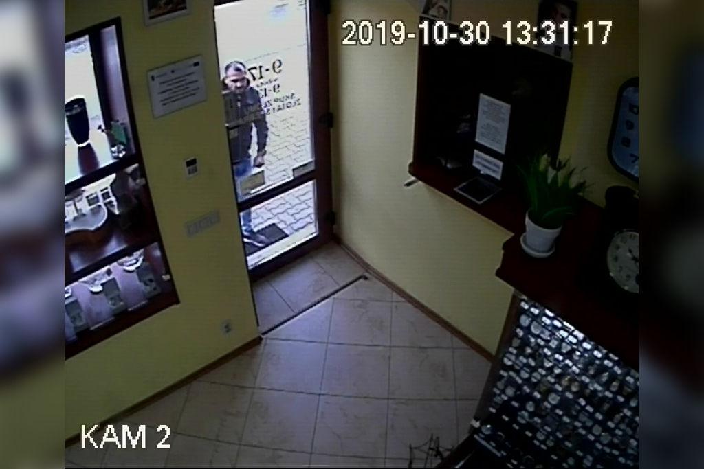 Zabrali łańcuszki i gotówkę