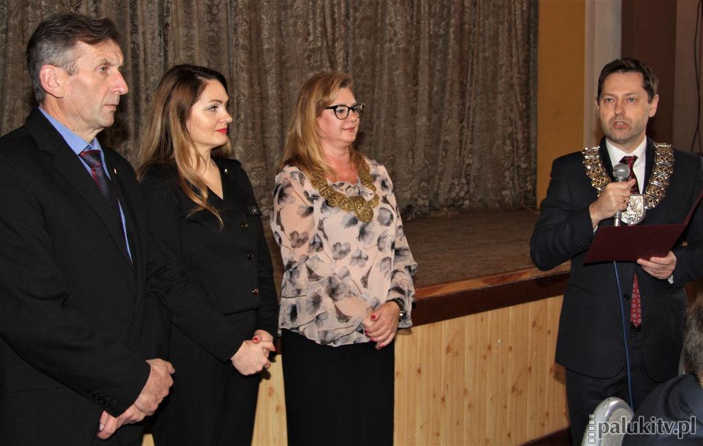 Gratulacje, szpital i uchwały