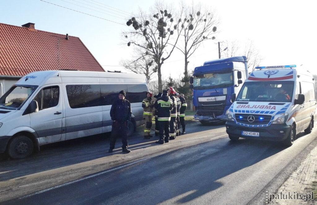 Tir wjechał w busa