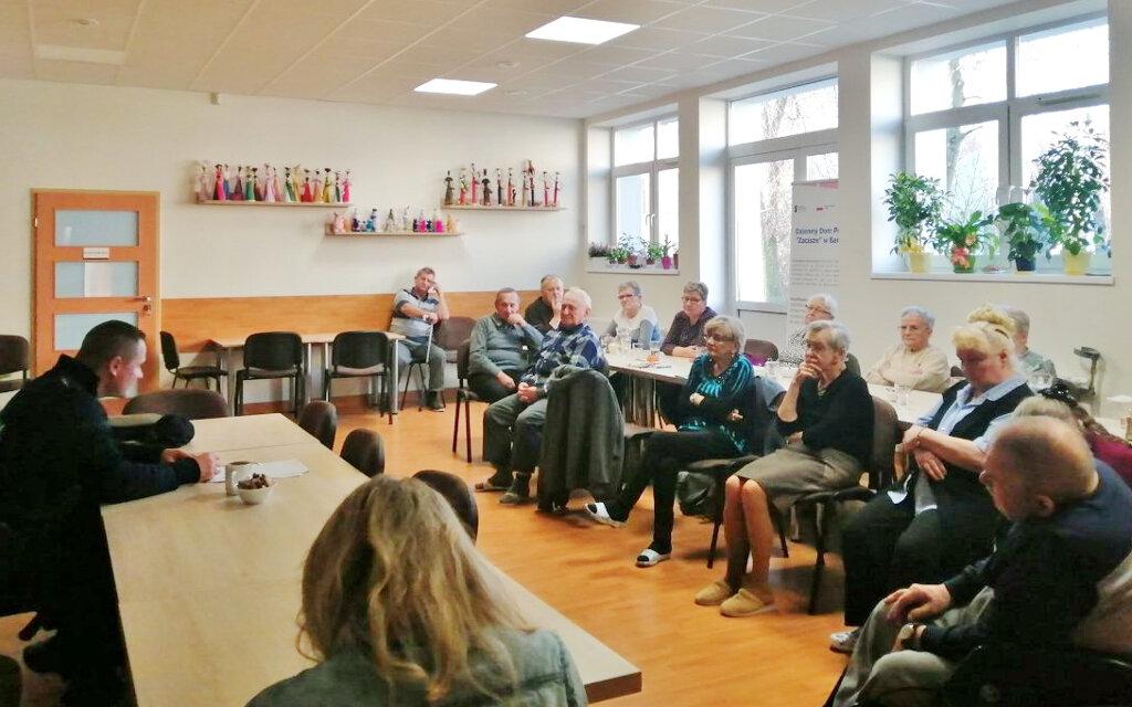 Dzielnicowy na spotkaniu z seniorami