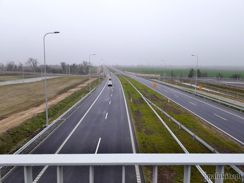 Samochody jadą żnińską S5 