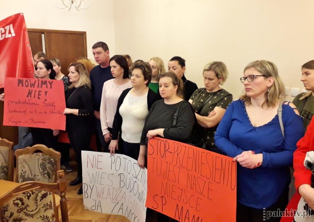 Protest rodziców na sesji