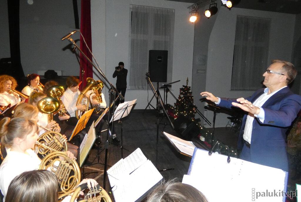Orkiestra i przedszkolaki na święta