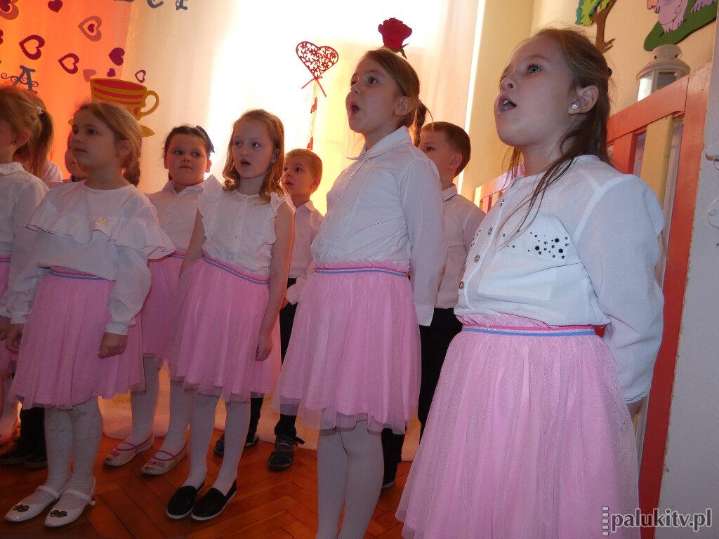 Tańczą i śpiewają dla babć i dziadków