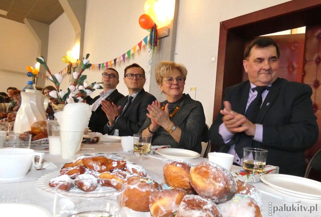Gospodynie świętują przy pączkach