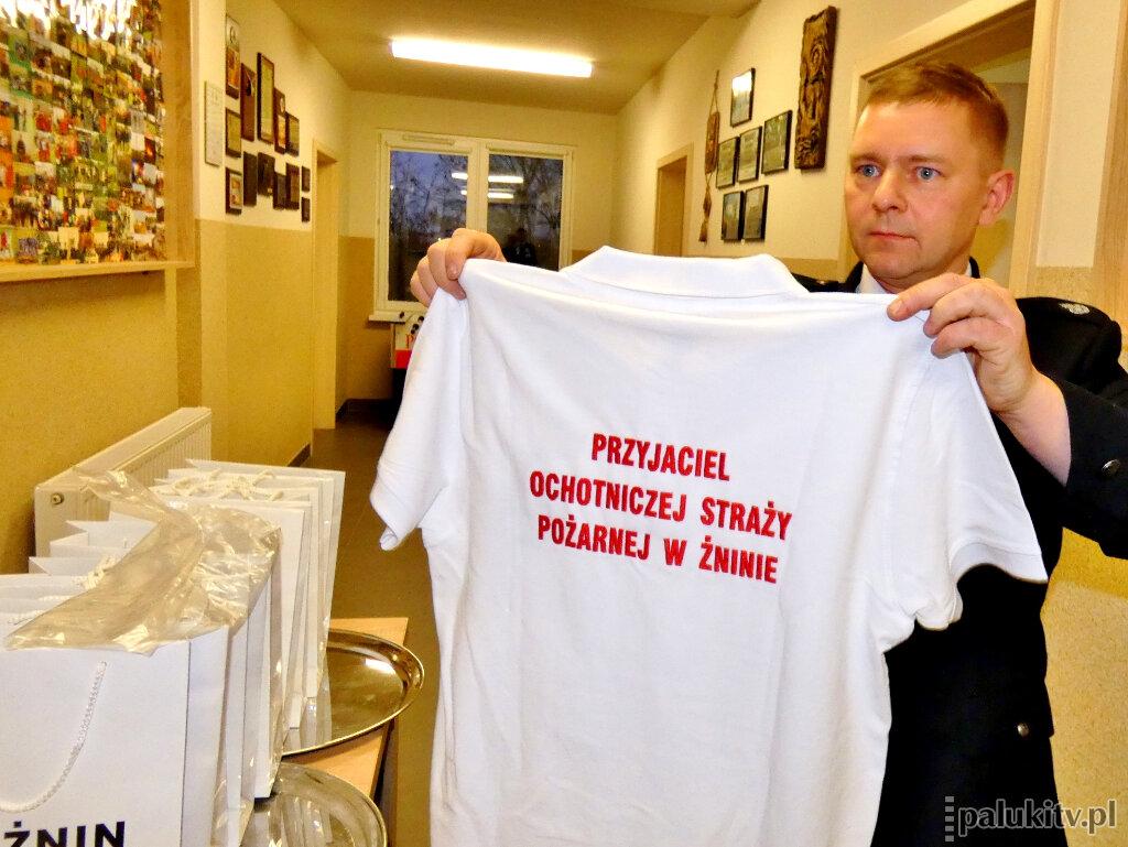 Strażacy z koszulkami dla przyjaciół