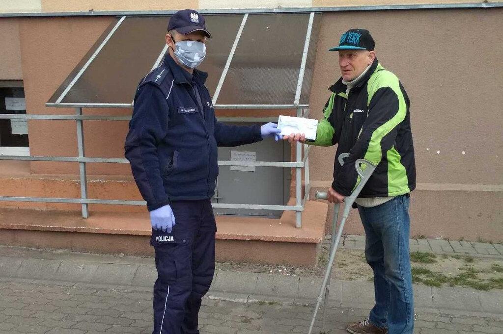 Funkcjonariusze rozdają maseczki