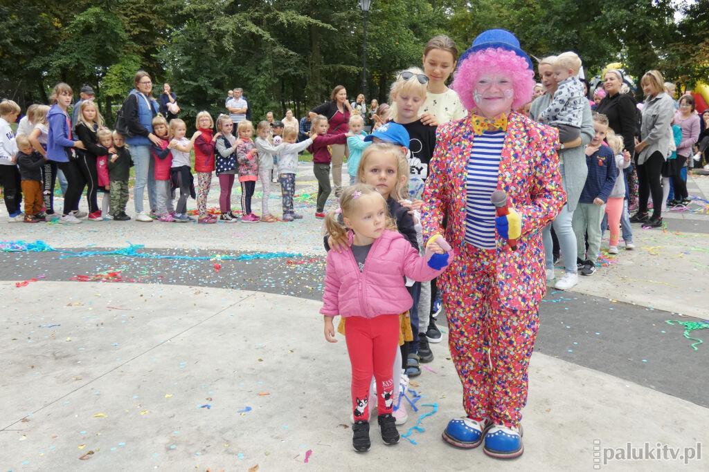 Parada klaunów w amfiteatrze