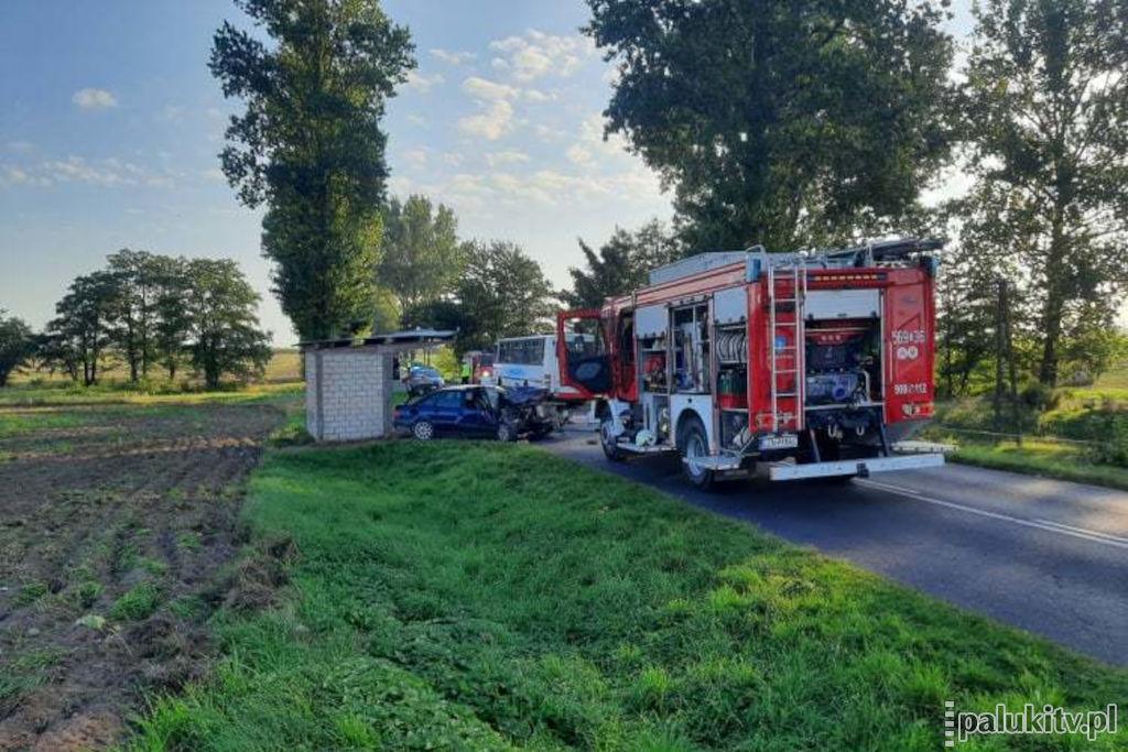 Uderzył w autobus przewożący uczniów