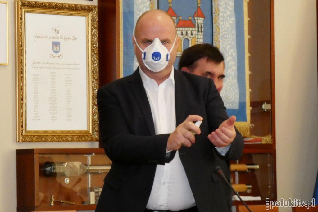 Chcieli go odwołać, ale zasłonił się ustawą covidową
