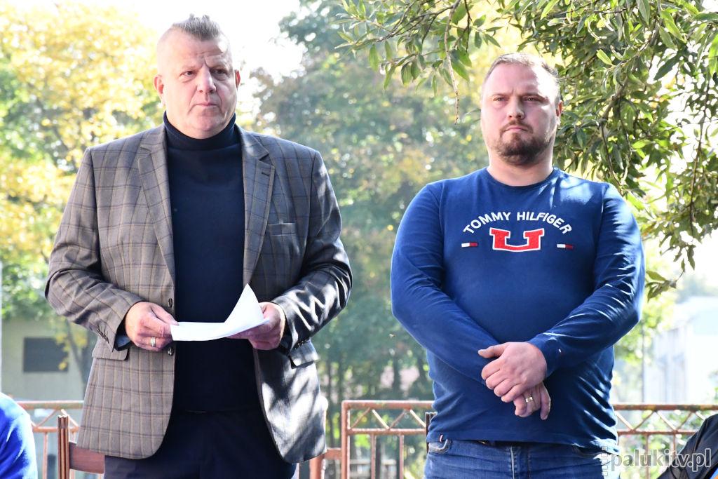 Walne zgromadzenie pod chmurką
