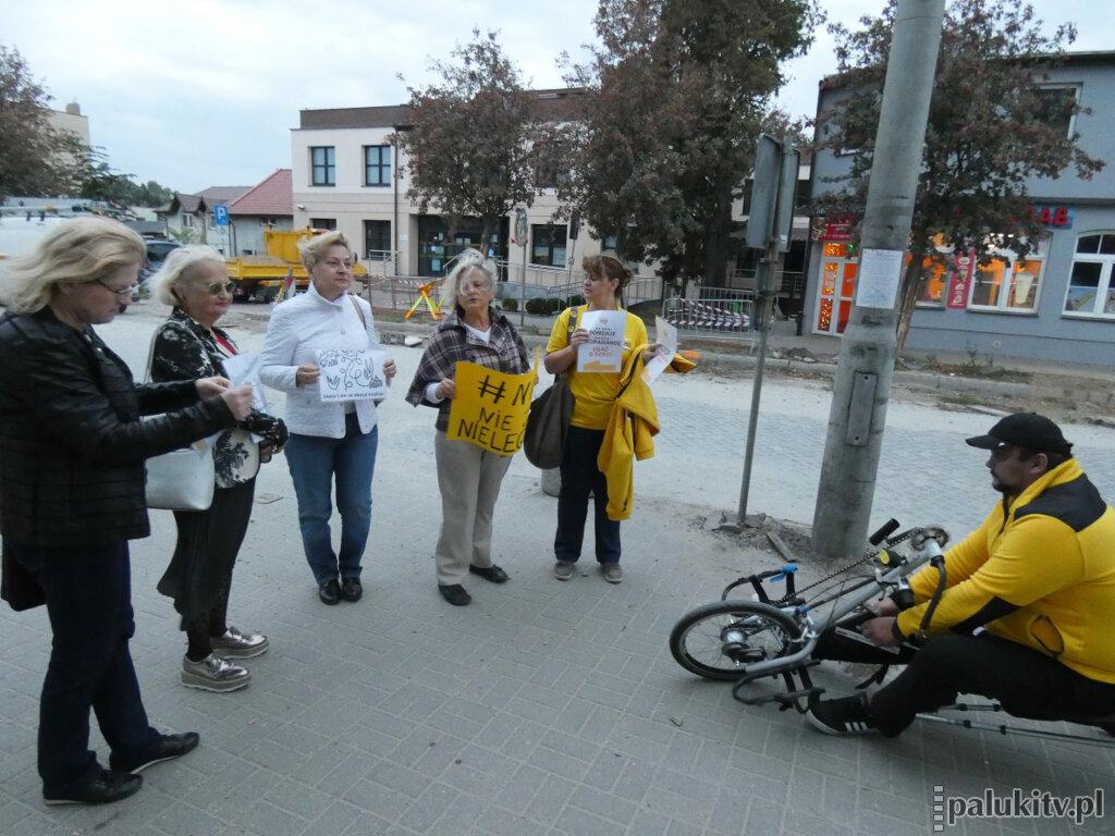Protest przed biurem poselskim w obronie uchodźców