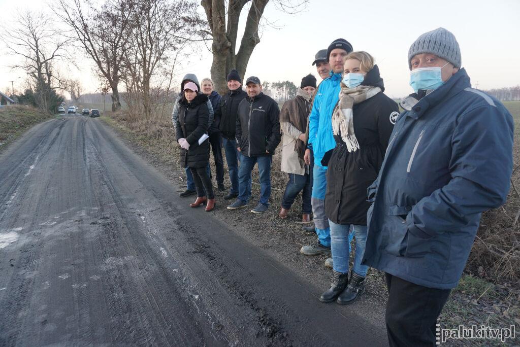 Niedźwiady: przez błoto i koleiny do domów