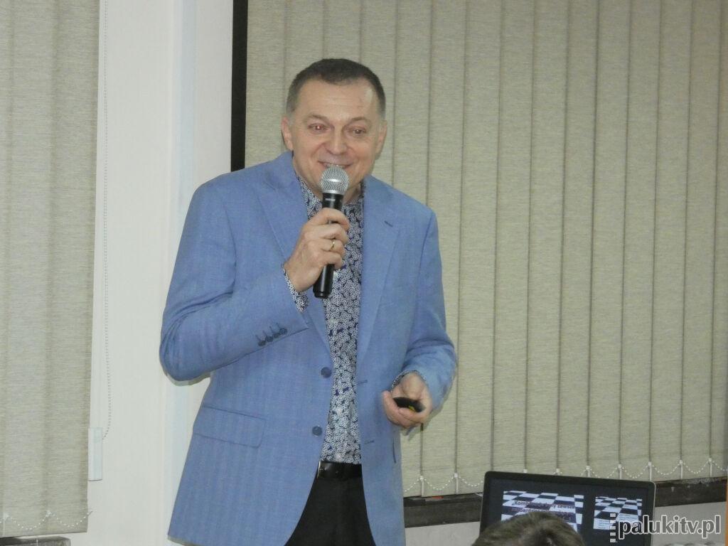 Żniński szachista uczy taktyki