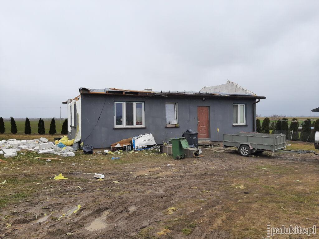 Pozrywane dachy, pożar i powalone drzewa