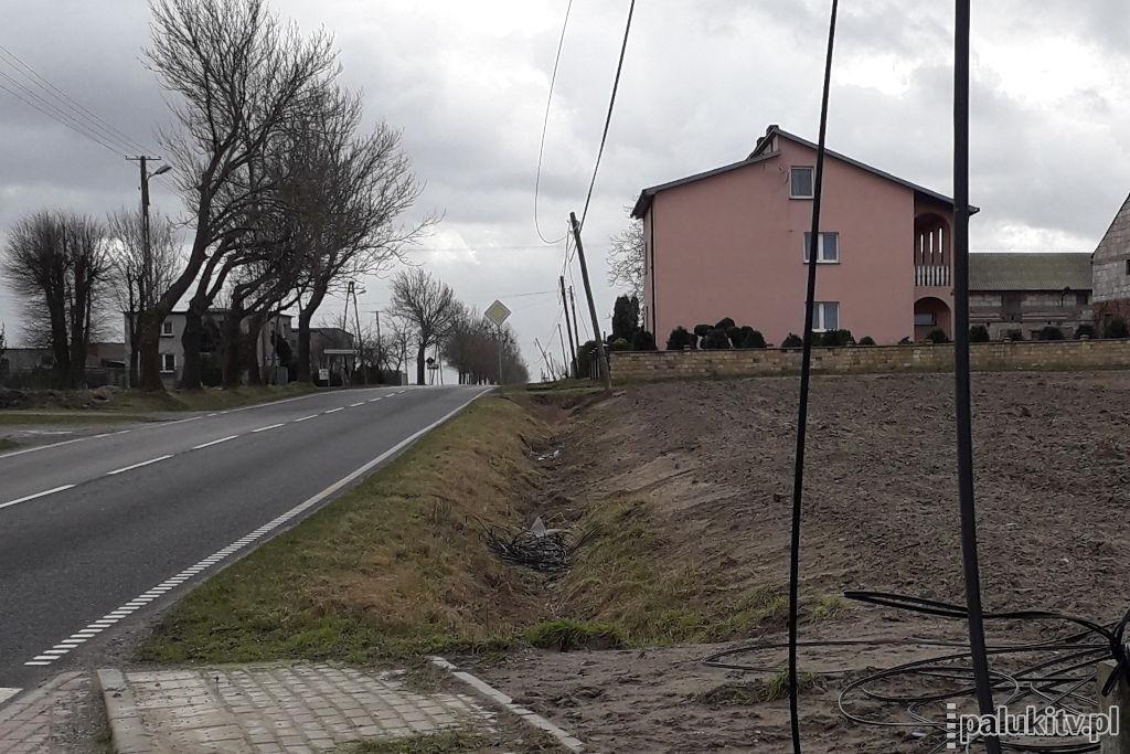 Słupy kładą się na drogę, kablami targa wiatr