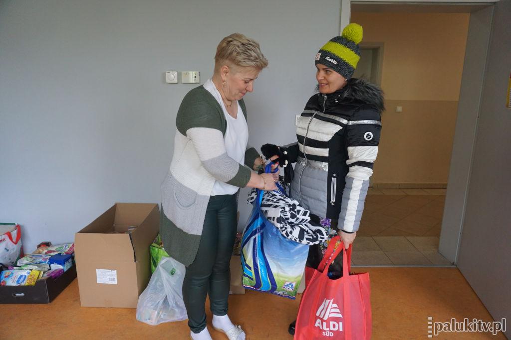 Hala Sportowa w Rogowie wypełnia się darami dla Ukrainy. Trwa zbiórka