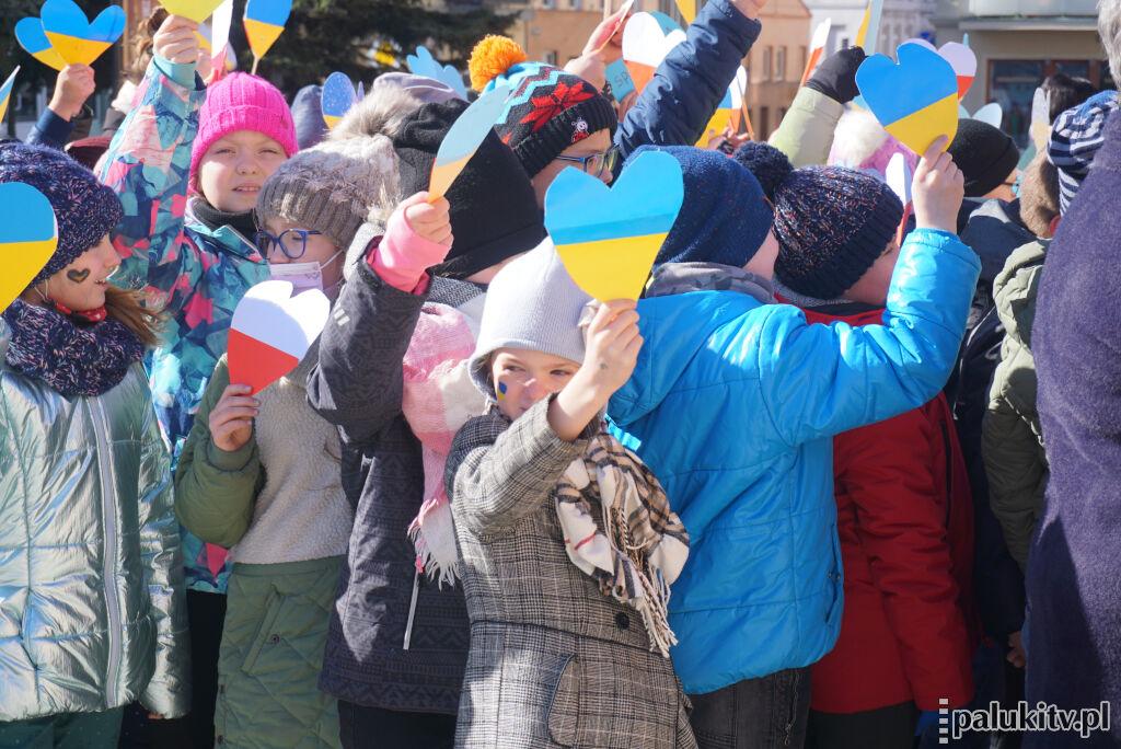 Kcynia: Setki uczniów solidarnych z Ukrainą (wideo)