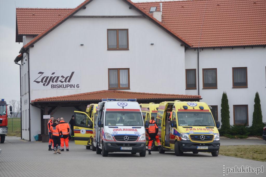 Leżący uchodźcy z niepełnosprawnościami przewiezieni z Biskupina do Torunia