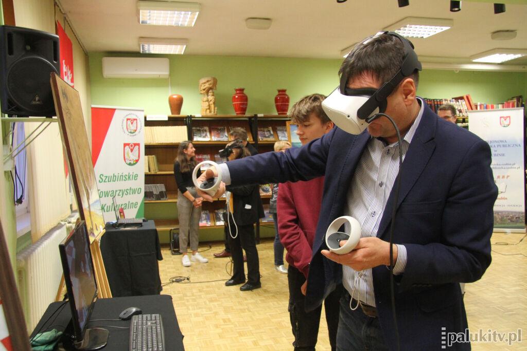 Spacer wewnątrz obrazów w czytelni Rejonowej Biblioteki Publicznej w Szubinie