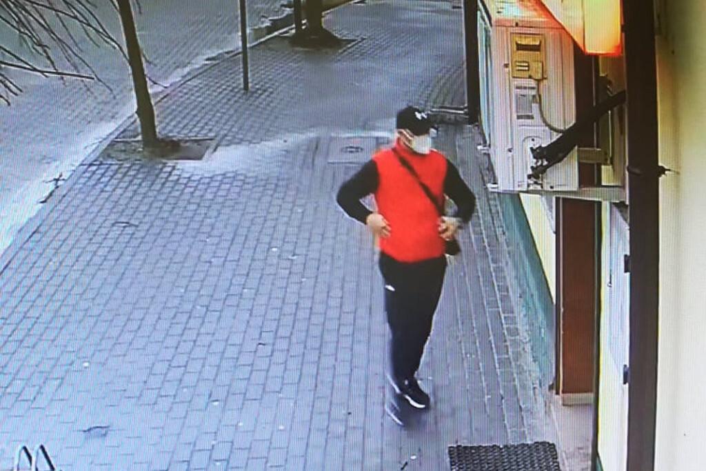 Policja szuka sprawcy kradzieży. Rozpoznajesz tego mężczyznę? (wideo)