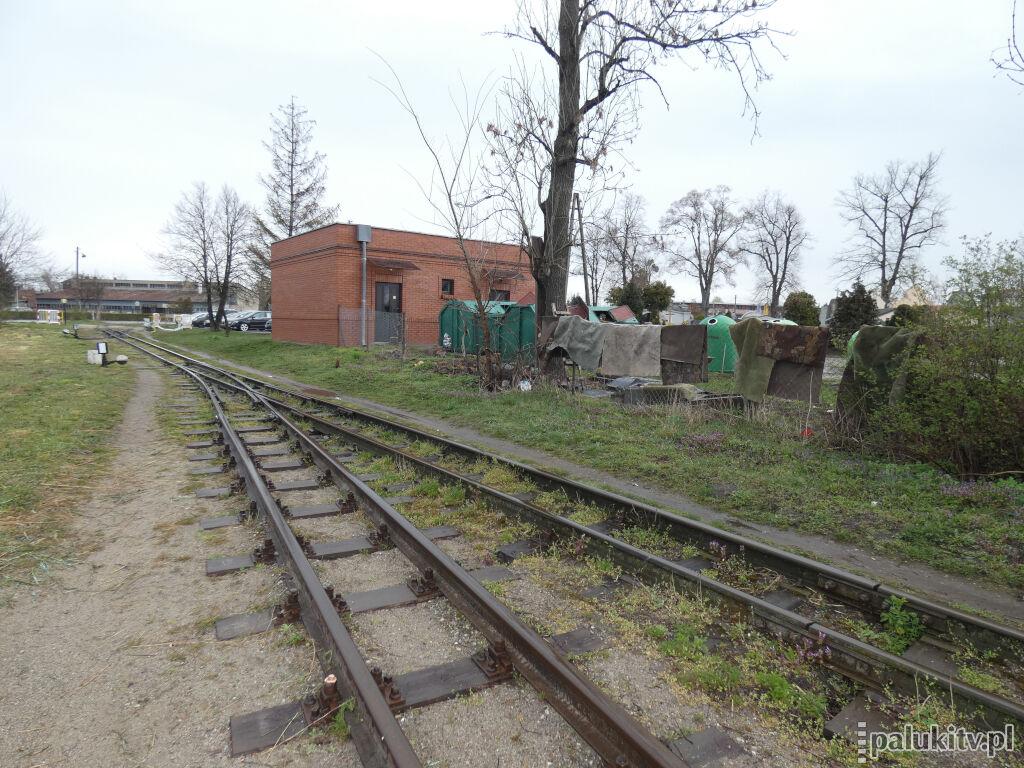 Dywany na cmentarnym płocie w Żninie, brakuje tylko człowieka z trzepaczką