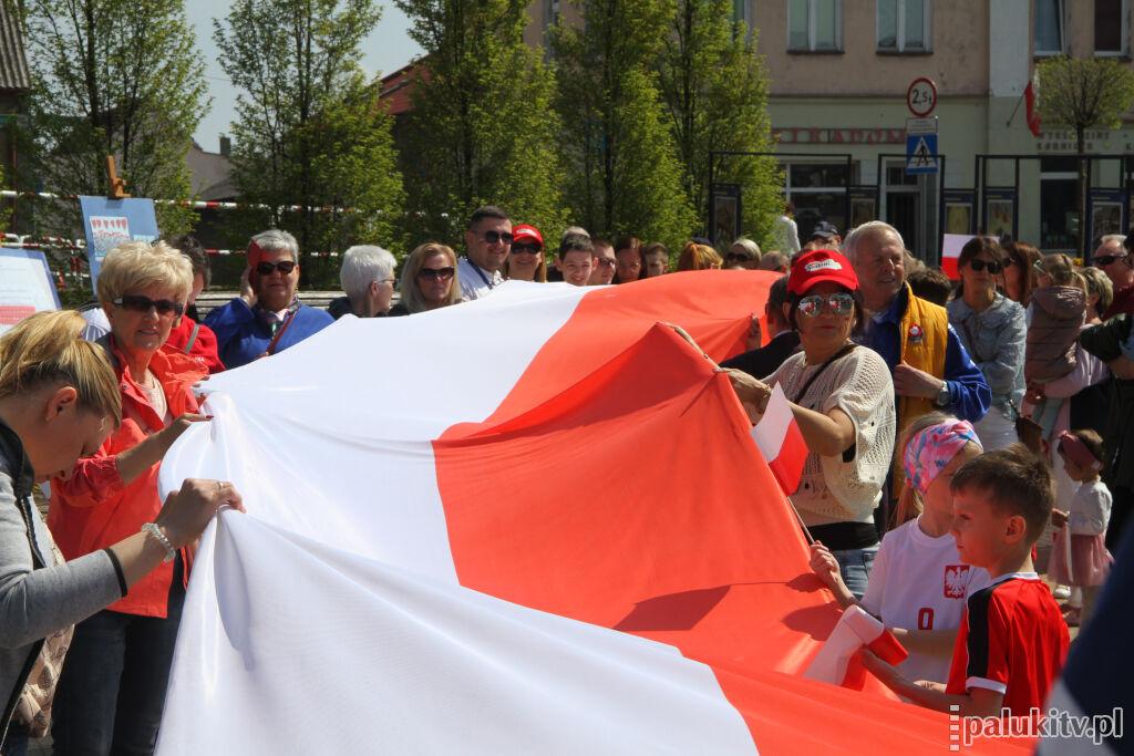 Stumetrowa biało-czerwona na rynku w Szubinie