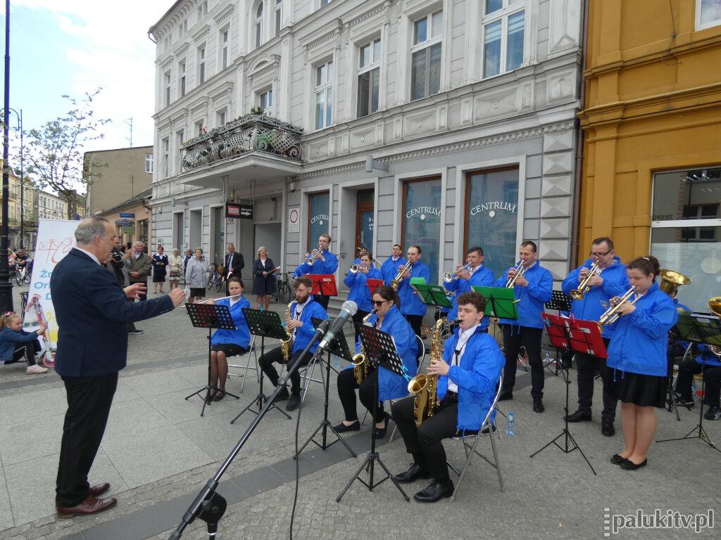 Żnińska Orkiestra Dęta i uliczne zabawy na Śniadeckich