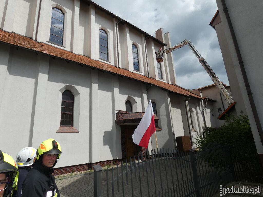 Strażacy interweniowali na dachu kościoła w Barcinie