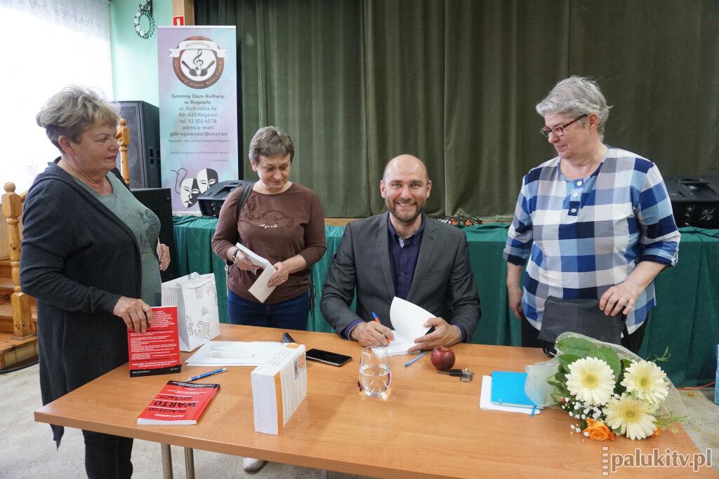 Wykład Jacka Łapińskiego w Rogowie sprawił, że z twarzy słuchaczy nie znikał uśmiech