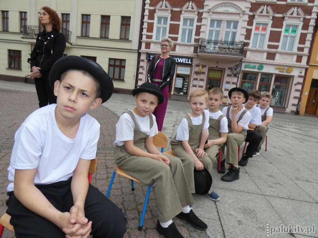 Słębowianie wsadzili żninian do wehikułu czasu. Zegar cofnięty o 100 lat