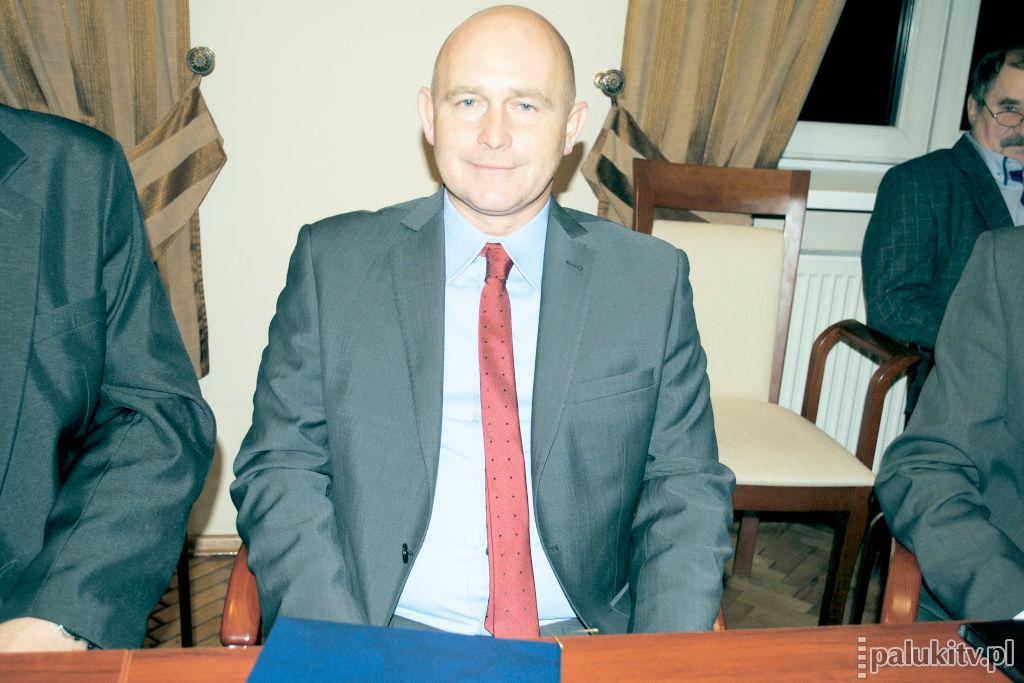 Sławomir Kujawa zostaje. Brak bezpośredniego przepływu pieniędzy  między gminą a radnym