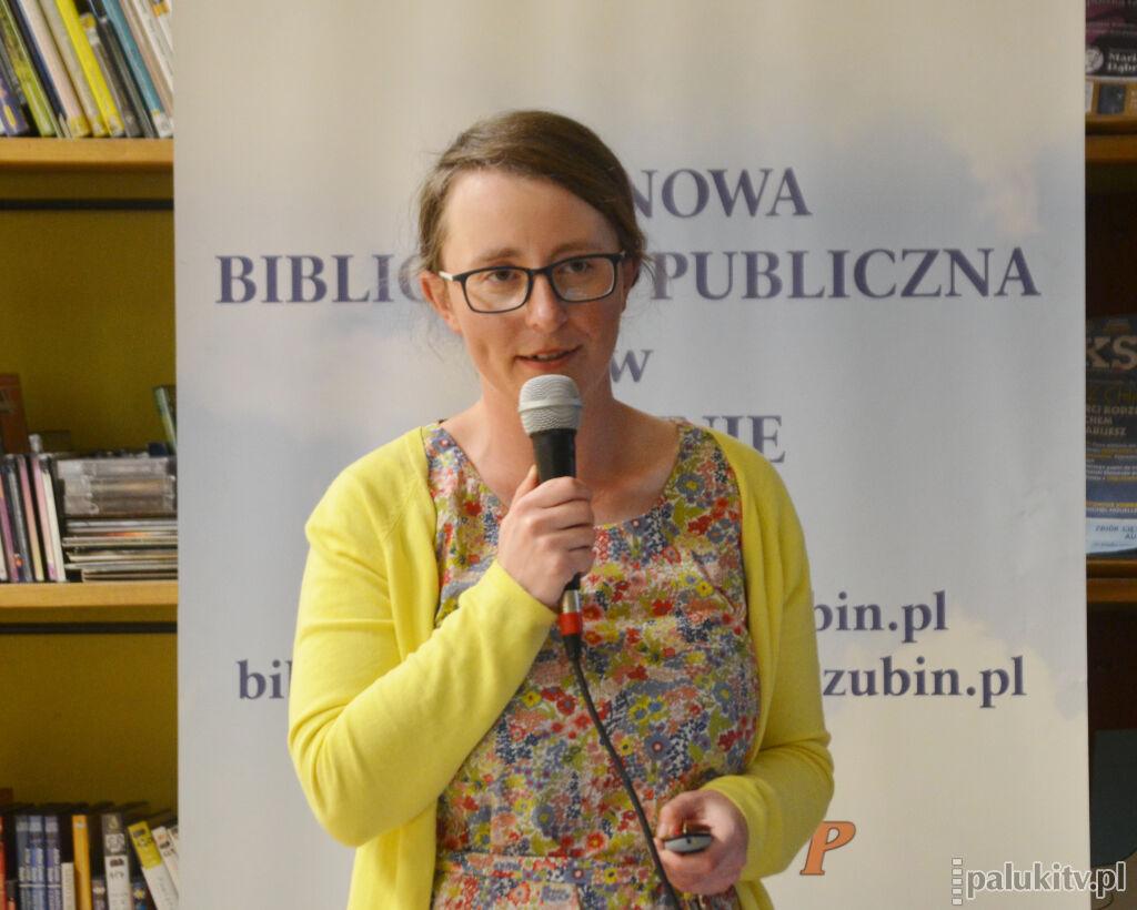 Spotkanie z Agnieszką Dziadek w szubińskiej bibliotece. Na szlaku jadła ciastka z masłem i rodzynkami, aby mieć siłę iść dalej