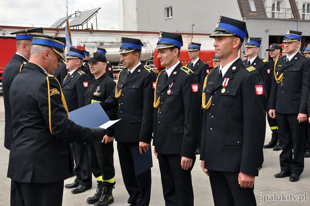 Szubińska jednostka świętowała Dzień Strażaka. Nagrodzono strażaków, a także poświęcono wozy strażackie
