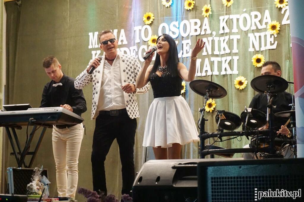 Szlagierowe kwiatki na Dzień Matki. Brygida i Robert Łukowscy porwali publikę w Rogowie (wideo)