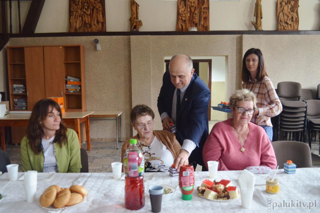 Z okazji Dnia Matki w Gąsawie wszystkie panie zatańczyły z wójtem