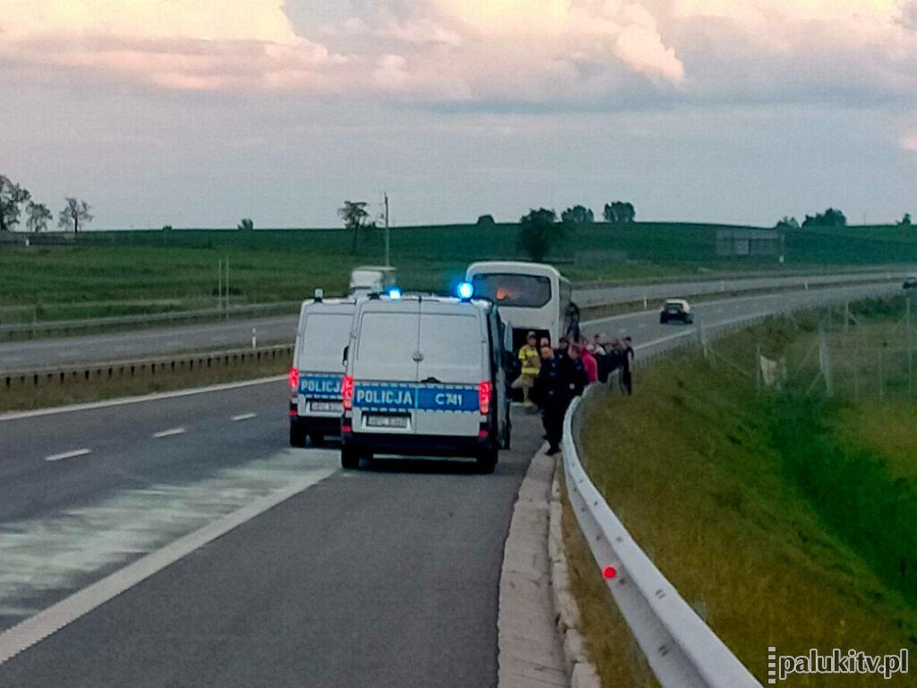 Autobus z kibicami zablokował pas ruchu na S5 pod Żninem. Utrudnienia potrwają 2,5 godziny