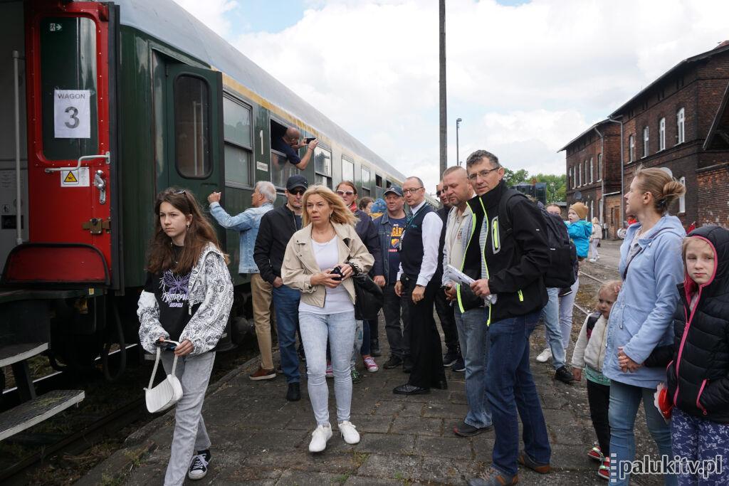 Janek i Pałuki wypełnione pasażerami. Pociąg turystyczny zatrzymał się w Janowcu, Damasławku i Kcyni (zdjęcia, wideo)