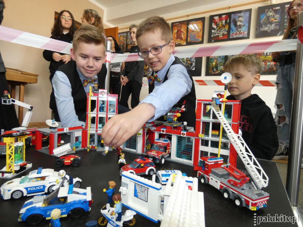 Bracia - konstruktorzy cudów z klocków lego teraz inspirują wyobraźnię żninian