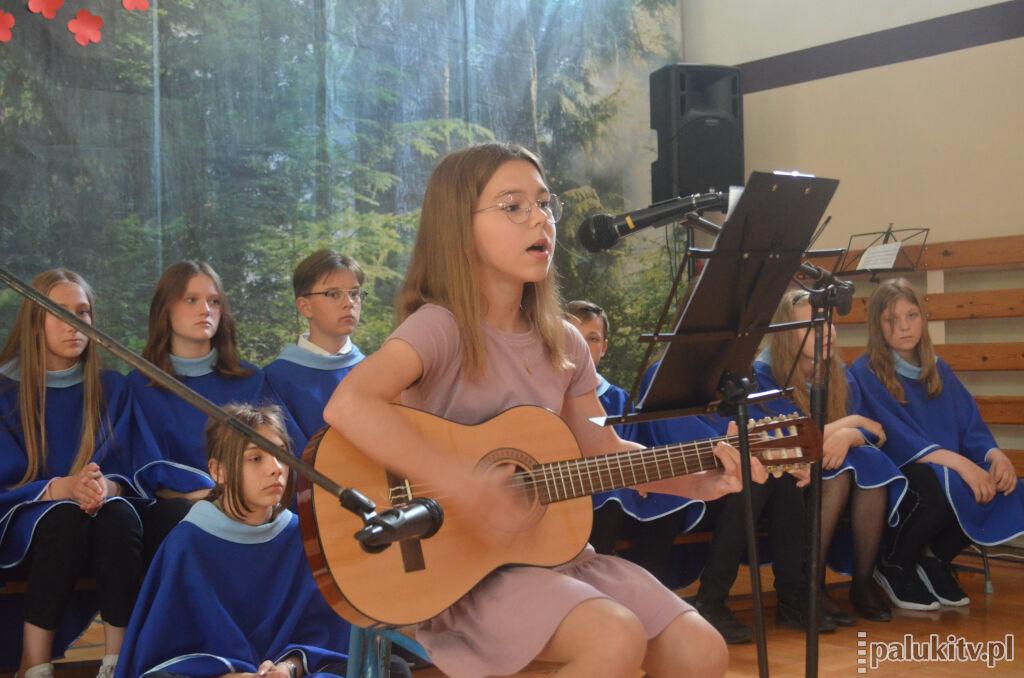 Tańczą, śpiewają i grają na instrumentach. Uczniowie Jedynki pokazali swój talent (galeria i film)