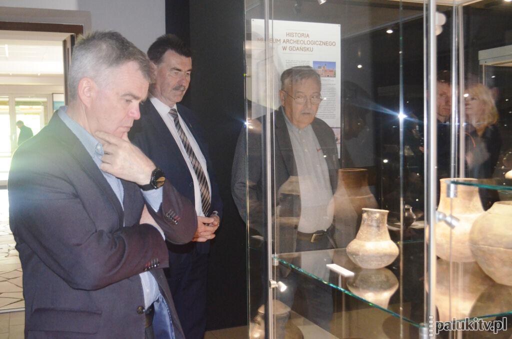 O grobowcach i cmentarzyskach na wystawach w Muzeum w Biskupinie