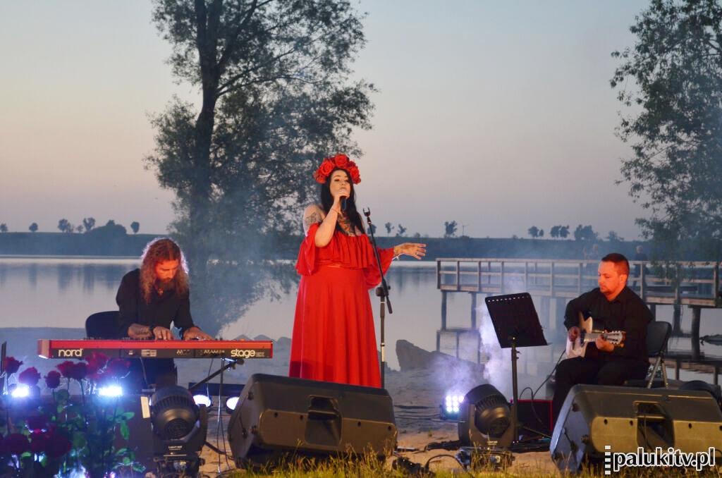Zachód słońca, jezioro oraz muzyka - koncert zespołu Starless miał niezwykły klimat (wideo)