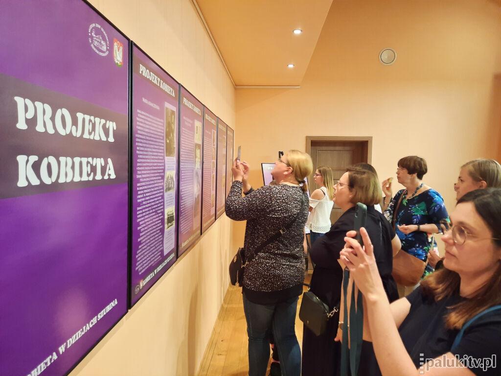 Fotografie szubińskich kobiet, muzyka Chopina i słodki poczęstunek (zdjęcia i wideo)