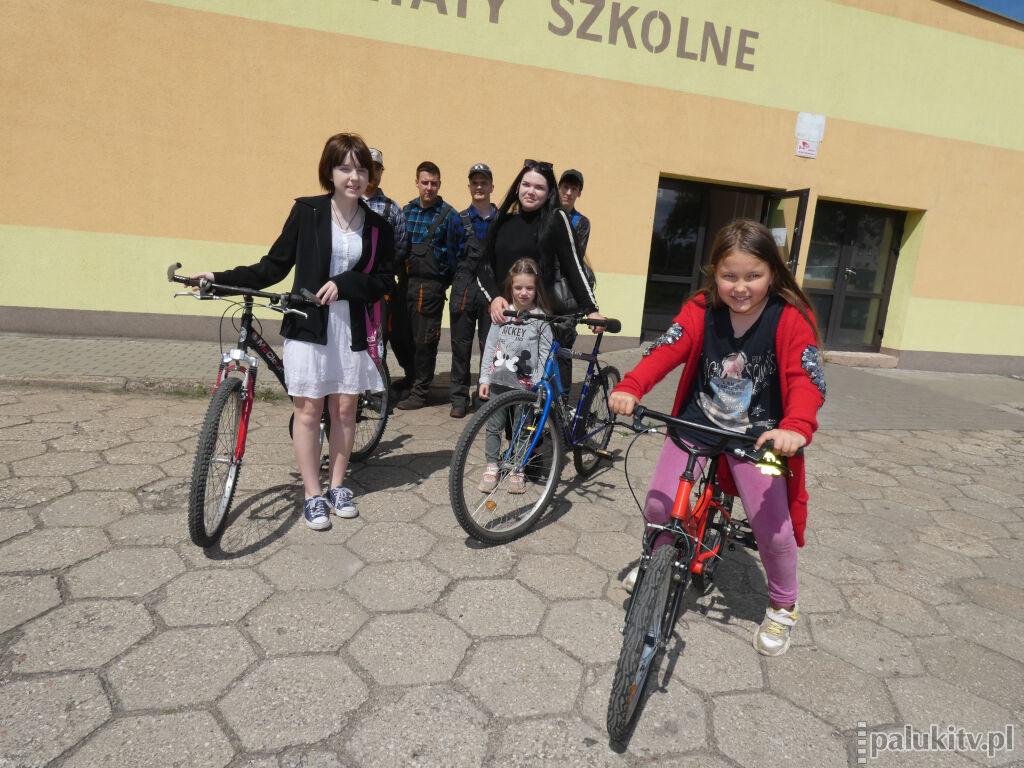 Uczniowie mechanika w Żninie dają nowe życie rowerom. Teraz też dali przez to radość dziewczynkom, które uciekając przed wojną, schroniły się w Bekanówce (zdjęcia i wideo)