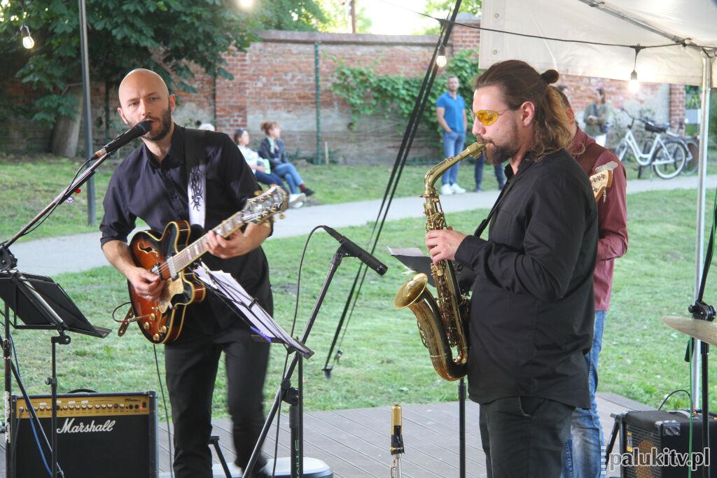 Koncertowy debiut szubińskiego parku. Jazz w świetle zachodzącego słońca przyciągnął mieszkańców