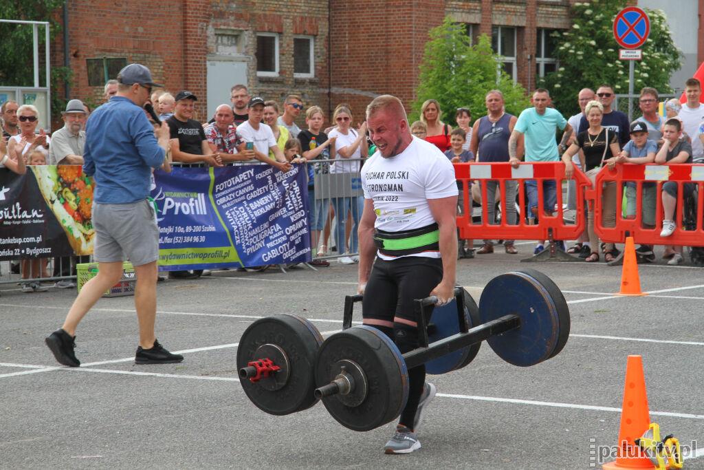 Na barki brali po kilkaset kilogramów. Strongmani walczyli o puchar Polski w Szubinie (zdjęcia i wideo)