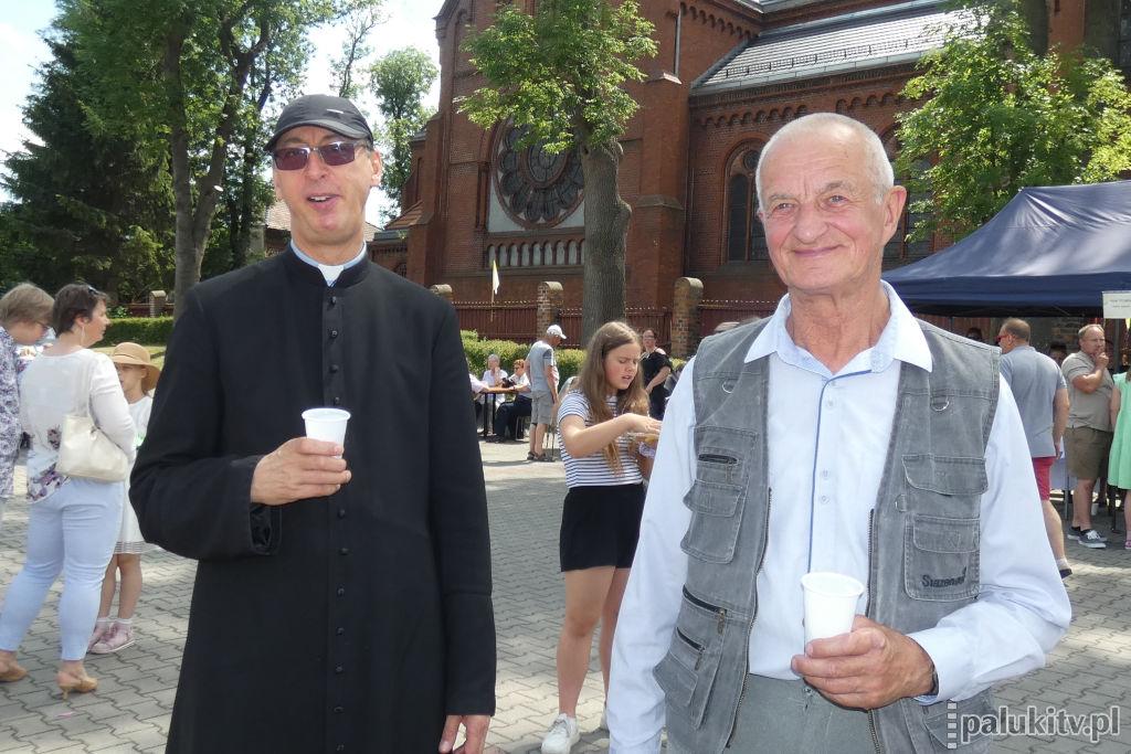120 lat temu barcinianie wybudowali swój kościół. Teraz ich potomkowie robią wszystko, by fara wróciła do świetności. Dachówki  nie mogą spadać z 50 metrowej wieży (zdjęcia i wideo)