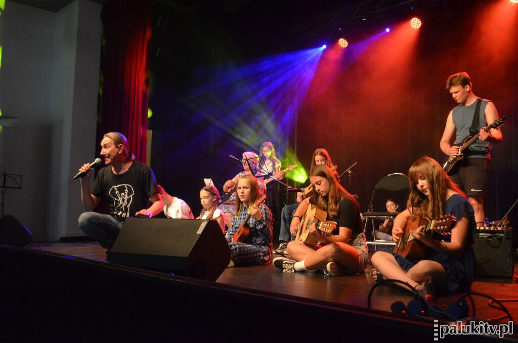 Koncert Gitarowe Brzmienie. Uczniowie grali na gitarach i ukulele. Niektórzy skomponowali własne utwory (zdjęcia + wideo)